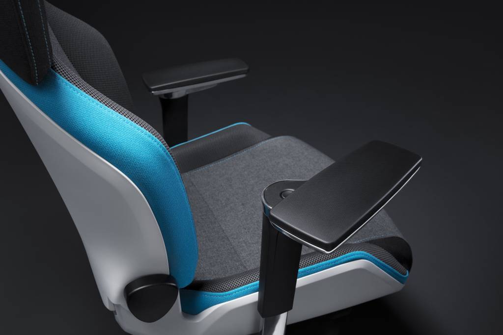 The 5D armrests of the RECARO Exo FX and Exo Platinum offer countless adjustment options.